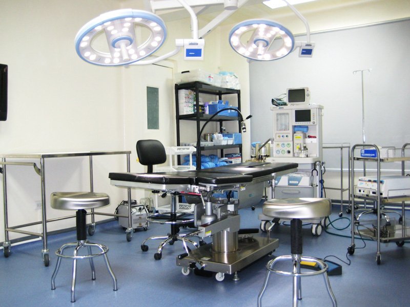 Moderna-Sala-de-Operacion-OftalmoPlartico-Oftalmologia-y-Cirugia-Plastica-El-Salvador